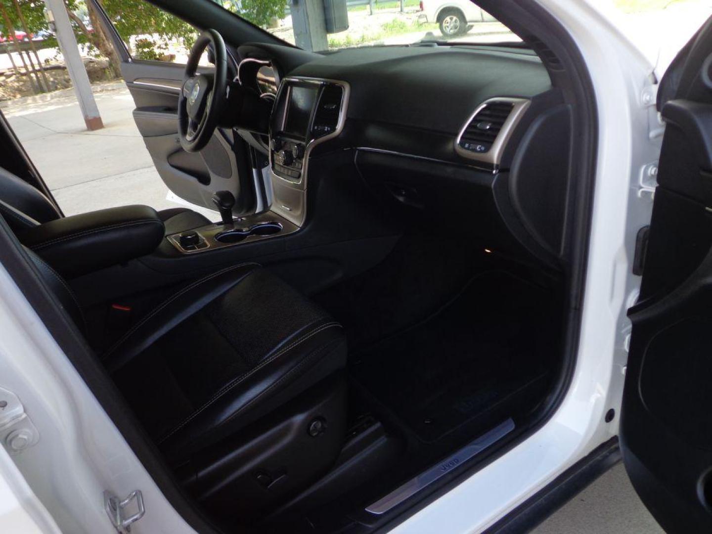 2015 WHITE JEEP GRAND CHEROKEE LIMITED (1C4RJFBG3FC) with an 3.6L engine, Automatic transmission, located at 6610 L St., Omaha, NE, 68117, (402) 731-7800, 41.212872, -96.014702 - SHARP LIMITED PACKAGE WITH LOW MILEAGE, PANORAMIC ROOF, HEATED REAR SEATS, HTD/COOLED FRONT SEATS, HID, 20IN WHEELS WITH NEWER TIRES AND MUCH MORE! *****We have found that most customers do the majority of their shopping online before visiting a dealership. For this reason we feel it necessa - Photo#17