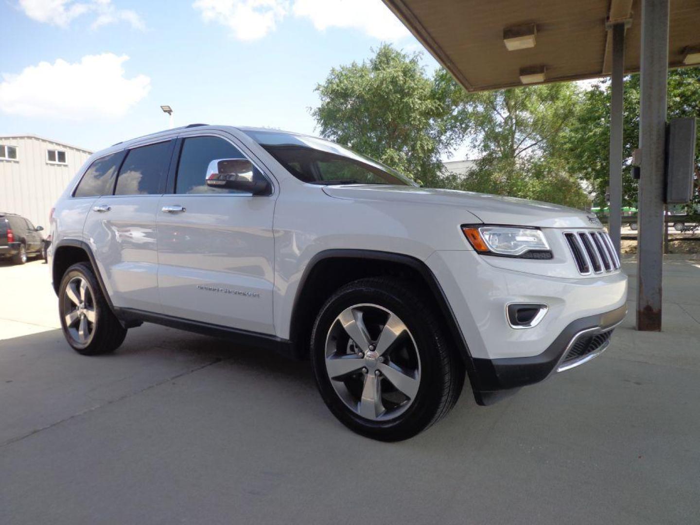 2015 WHITE JEEP GRAND CHEROKEE LIMITED (1C4RJFBG3FC) with an 3.6L engine, Automatic transmission, located at 6610 L St., Omaha, NE, 68117, (402) 731-7800, 41.212872, -96.014702 - SHARP LIMITED PACKAGE WITH LOW MILEAGE, PANORAMIC ROOF, HEATED REAR SEATS, HTD/COOLED FRONT SEATS, HID, 20IN WHEELS WITH NEWER TIRES AND MUCH MORE! *****We have found that most customers do the majority of their shopping online before visiting a dealership. For this reason we feel it necessa - Photo#2