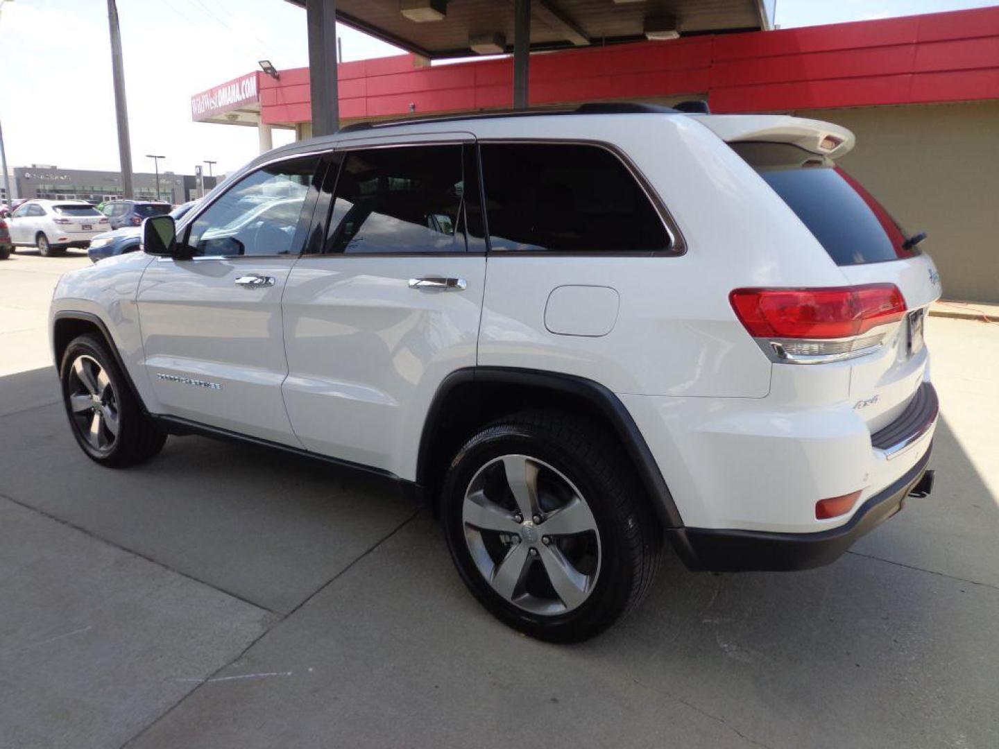 2015 WHITE JEEP GRAND CHEROKEE LIMITED (1C4RJFBG3FC) with an 3.6L engine, Automatic transmission, located at 6610 L St., Omaha, NE, 68117, (402) 731-7800, 41.212872, -96.014702 - SHARP LIMITED PACKAGE WITH LOW MILEAGE, PANORAMIC ROOF, HEATED REAR SEATS, HTD/COOLED FRONT SEATS, HID, 20IN WHEELS WITH NEWER TIRES AND MUCH MORE! *****We have found that most customers do the majority of their shopping online before visiting a dealership. For this reason we feel it necessa - Photo#5