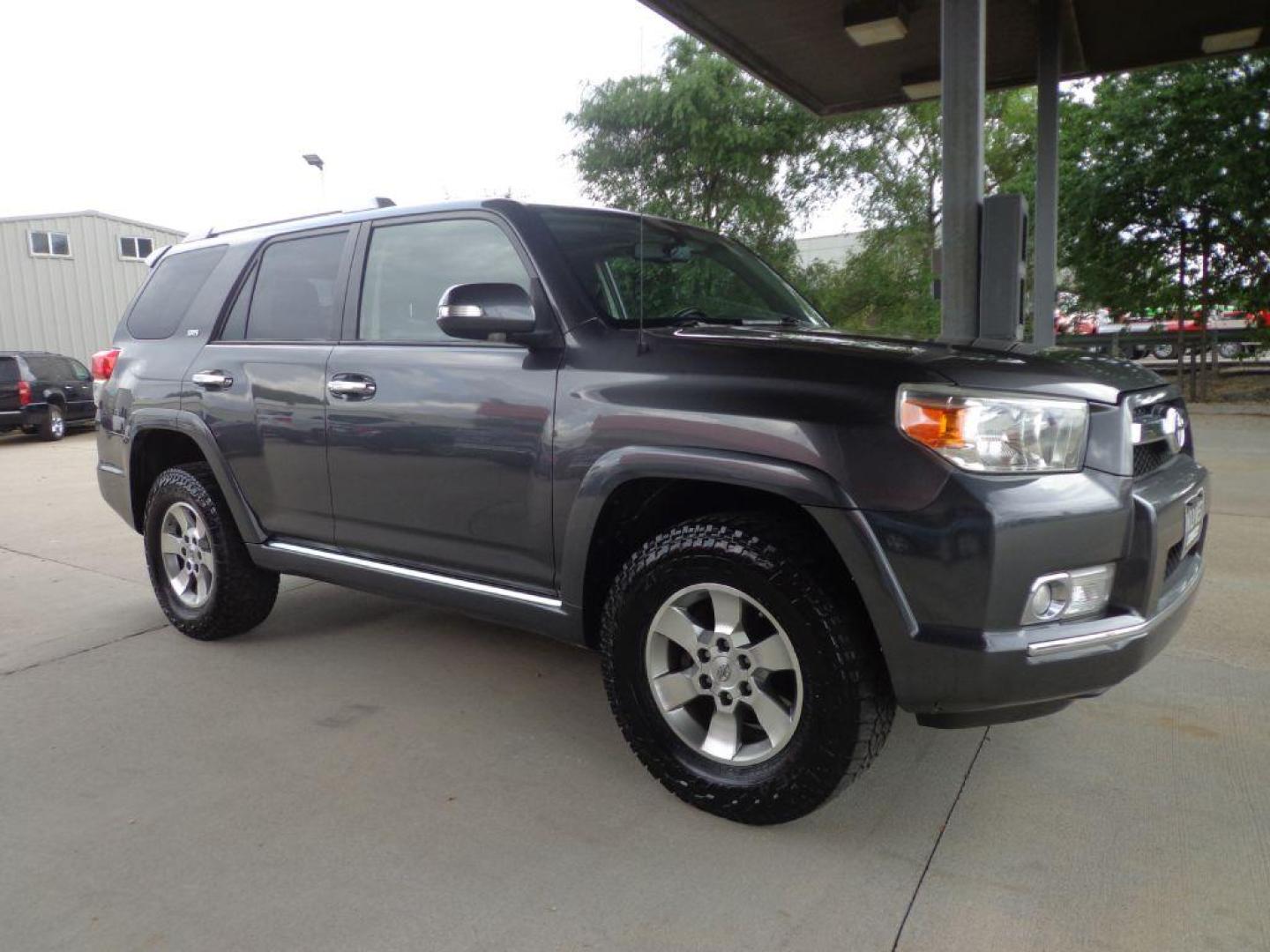 2013 GRAY TOYOTA 4RUNNER SR5 (JTEBU5JR9D5) with an 4.0L engine, Automatic transmission, located at 6610 L St., Omaha, NE, 68117, (402) 731-7800, 41.212872, -96.014702 - Photo#2