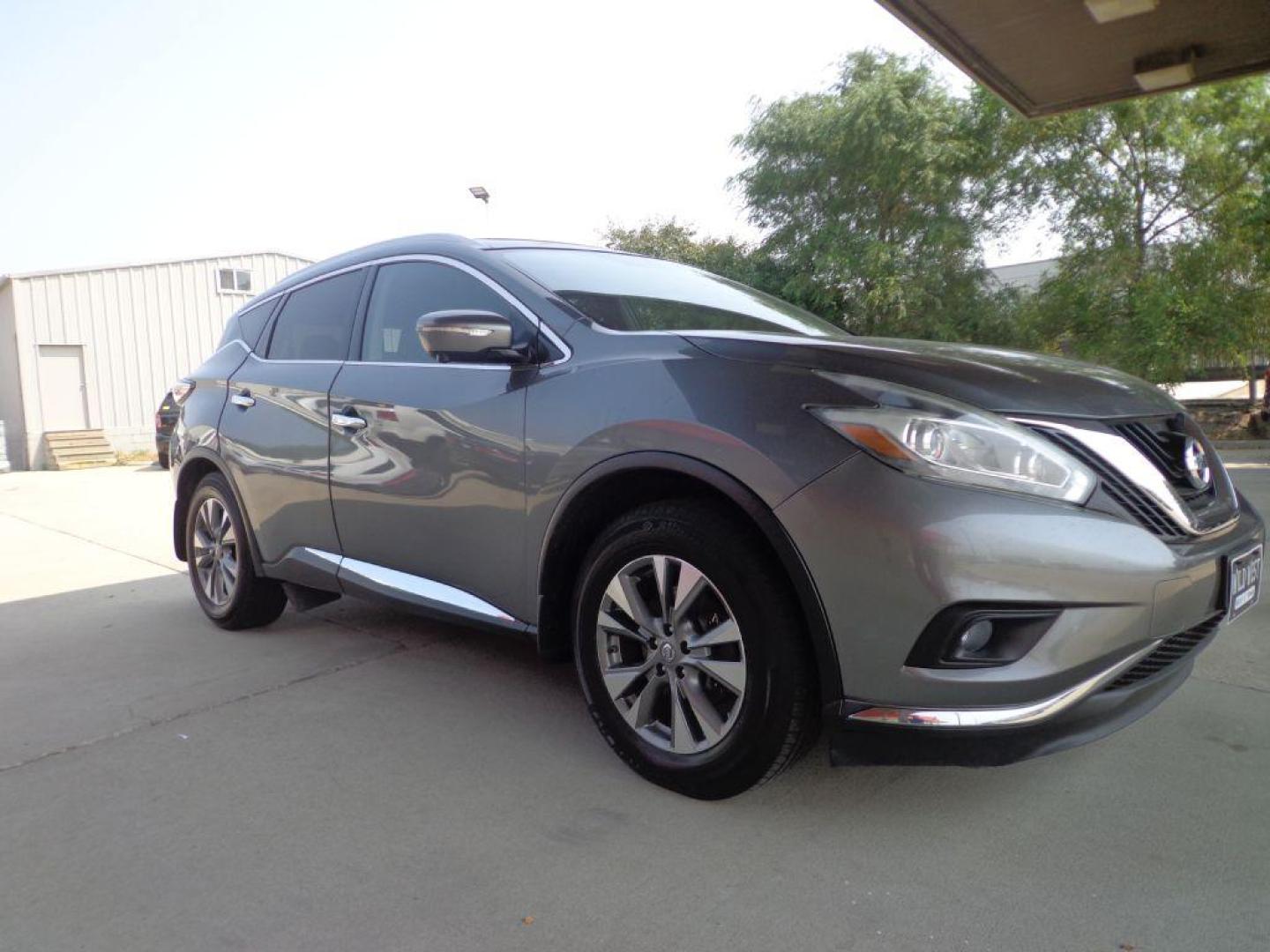 2015 GRAY NISSAN MURANO SL (5N1AZ2MH6FN) with an 3.5L engine, Continuously Variable transmission, located at 6610 L St., Omaha, NE, 68117, (402) 731-7800, 41.212872, -96.014702 - Photo#2