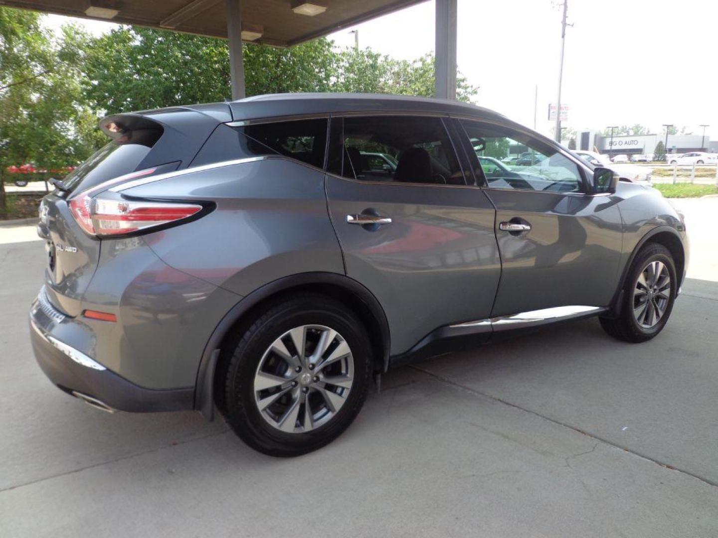 2015 GRAY NISSAN MURANO SL (5N1AZ2MH6FN) with an 3.5L engine, Continuously Variable transmission, located at 6610 L St., Omaha, NE, 68117, (402) 731-7800, 41.212872, -96.014702 - Photo#3