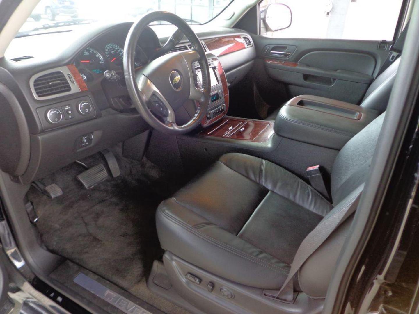 2014 BLACK CHEVROLET SUBURBAN 1500 LTZ (1GNSKKE71ER) with an 5.3L engine, Automatic transmission, located at 6610 L St., Omaha, NE, 68117, (402) 731-7800, 41.212872, -96.014702 - Photo#14