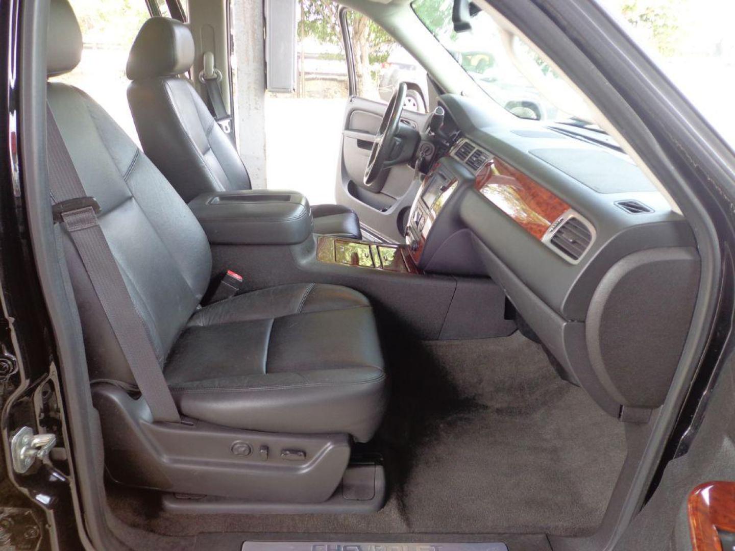 2014 BLACK CHEVROLET SUBURBAN 1500 LTZ (1GNSKKE71ER) with an 5.3L engine, Automatic transmission, located at 6610 L St., Omaha, NE, 68117, (402) 731-7800, 41.212872, -96.014702 - Photo#15