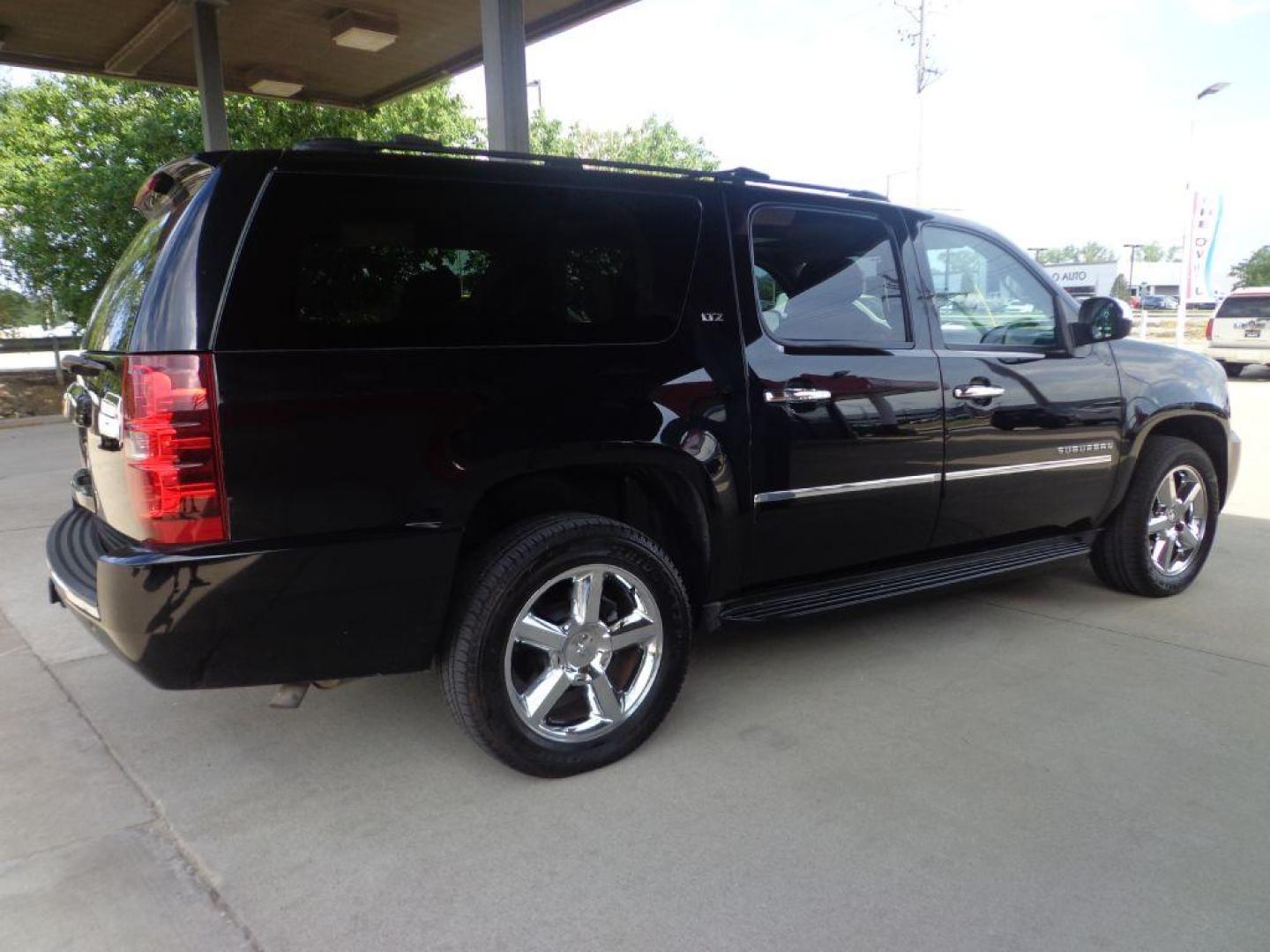 2014 BLACK CHEVROLET SUBURBAN 1500 LTZ (1GNSKKE71ER) with an 5.3L engine, Automatic transmission, located at 6610 L St., Omaha, NE, 68117, (402) 731-7800, 41.212872, -96.014702 - Photo#3