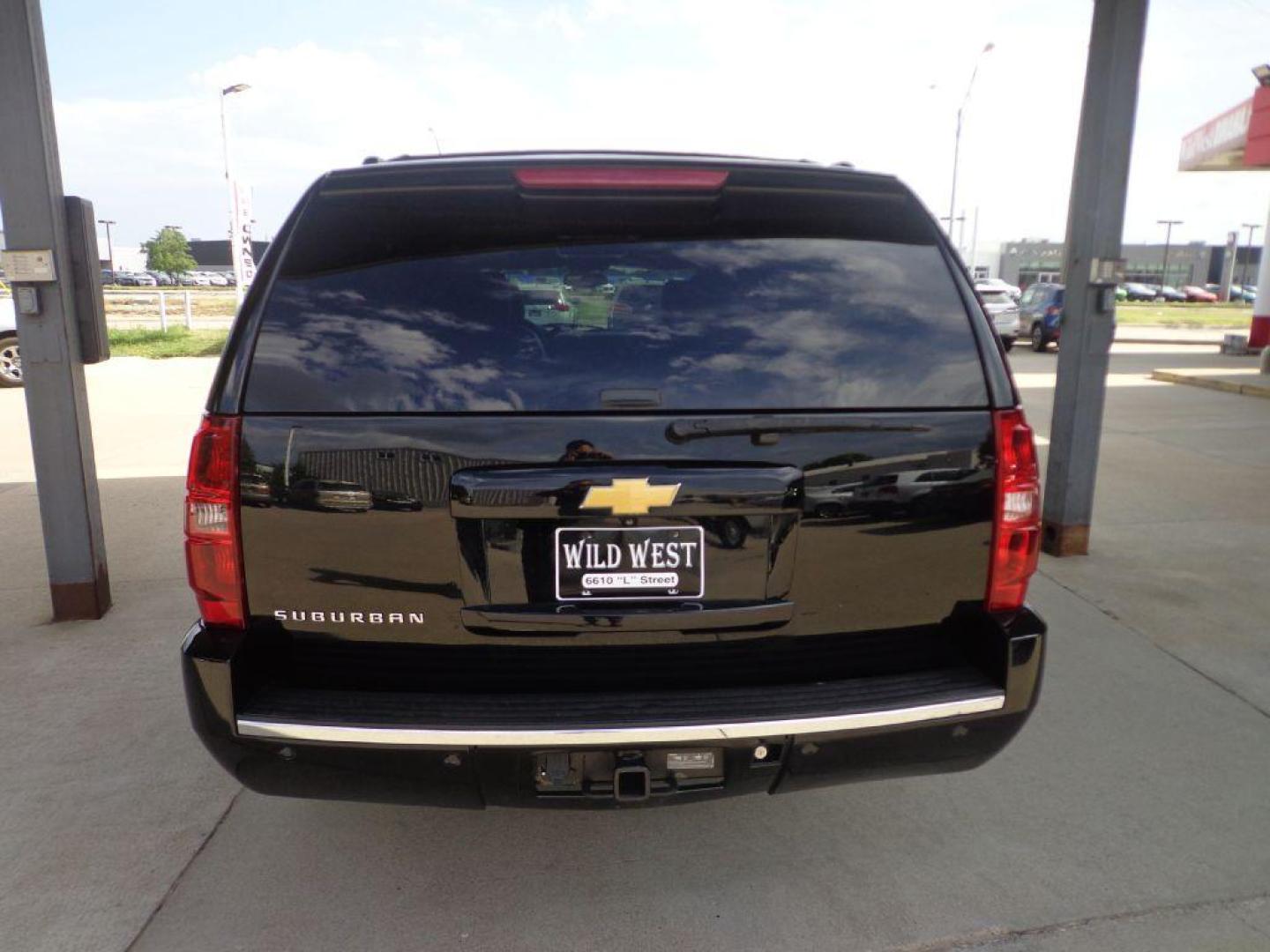 2014 BLACK CHEVROLET SUBURBAN 1500 LTZ (1GNSKKE71ER) with an 5.3L engine, Automatic transmission, located at 6610 L St., Omaha, NE, 68117, (402) 731-7800, 41.212872, -96.014702 - Photo#4