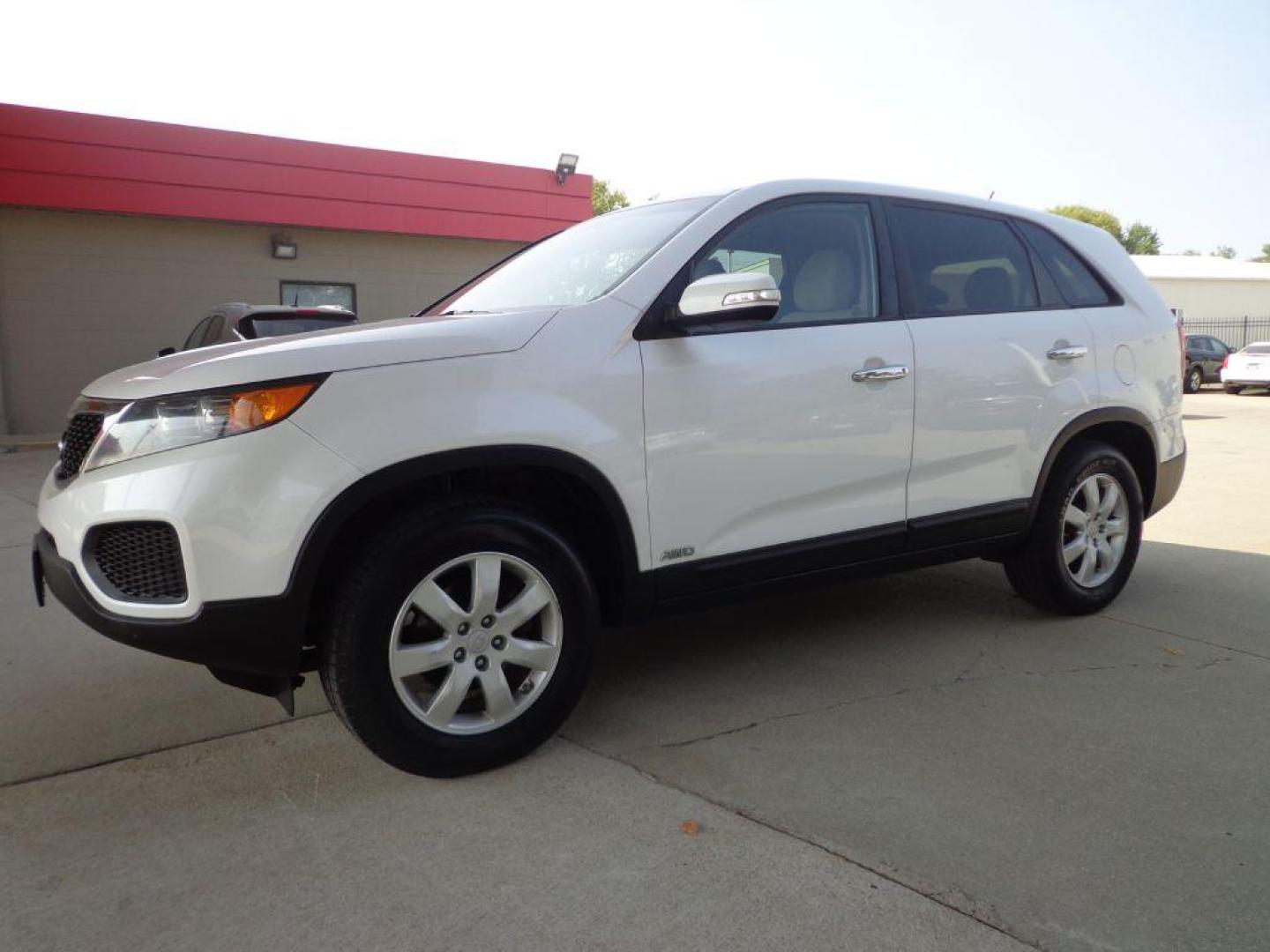 2011 WHITE KIA SORENTO BASE (5XYKTCA16BG) with an 2.4L engine, Automatic transmission, located at 6610 L St., Omaha, NE, 68117, (402) 731-7800, 41.212872, -96.014702 - FRESH TRADE, PRE-INSPECTED, RUNS AND DRIVES GREAT WITH NEWER TIRES! *****We have found that most customers do the majority of their shopping online before visiting a dealership. For this reason we feel it necessary to have a competitive price on our used vehicles right up front. We spend time - Photo#0