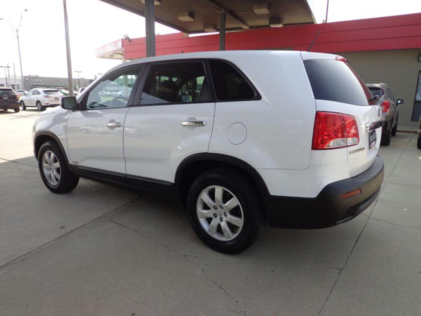 2011 WHITE KIA SORENTO BASE (5XYKTCA16BG) with an 2.4L engine, Automatic transmission, located at 6610 L St., Omaha, NE, 68117, (402) 731-7800, 41.212872, -96.014702 - FRESH TRADE, PRE-INSPECTED, RUNS AND DRIVES GREAT WITH NEWER TIRES! *****We have found that most customers do the majority of their shopping online before visiting a dealership. For this reason we feel it necessary to have a competitive price on our used vehicles right up front. We spend time - Photo#5