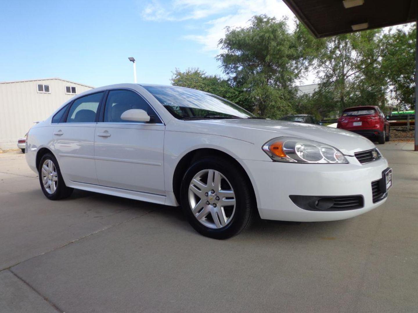 2011 WHITE CHEVROLET IMPALA LT (2G1WG5EK7B1) with an 3.5L engine, Automatic transmission, located at 6610 L St., Omaha, NE, 68117, (402) 731-7800, 41.212872, -96.014702 - SHARP LOW MILE IMPALA WITHHEATED LEATHER, SUNROOF, BOSE AUDIO AND NEWER TIRES! *****We have found that most customers do the majority of their shopping online before visiting a dealership. For this reason we feel it necessary to have a competitive price on our used vehicles right up front. We - Photo#2