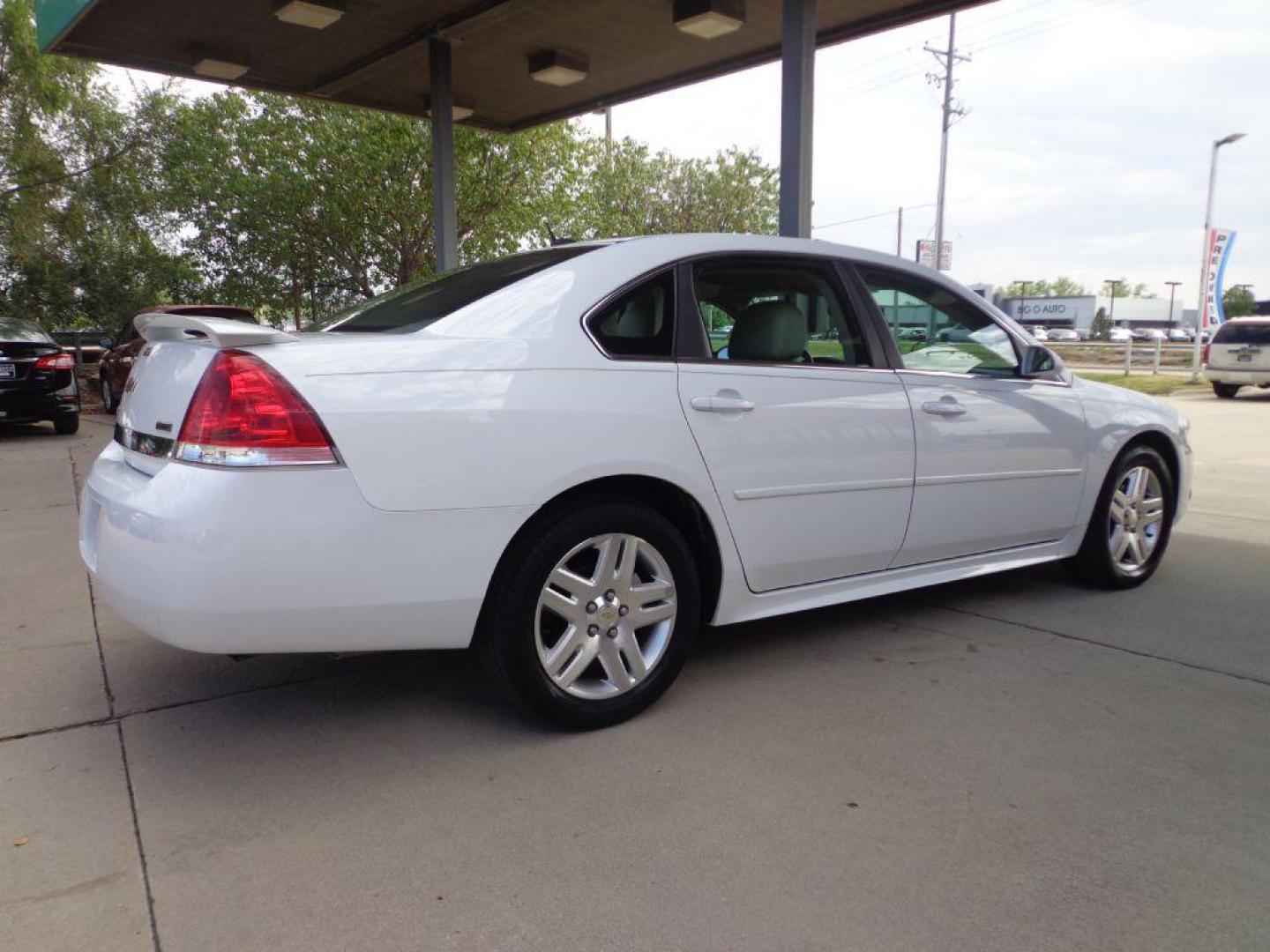 2011 WHITE CHEVROLET IMPALA LT (2G1WG5EK7B1) with an 3.5L engine, Automatic transmission, located at 6610 L St., Omaha, NE, 68117, (402) 731-7800, 41.212872, -96.014702 - SHARP LOW MILE IMPALA WITHHEATED LEATHER, SUNROOF, BOSE AUDIO AND NEWER TIRES! *****We have found that most customers do the majority of their shopping online before visiting a dealership. For this reason we feel it necessary to have a competitive price on our used vehicles right up front. We - Photo#3