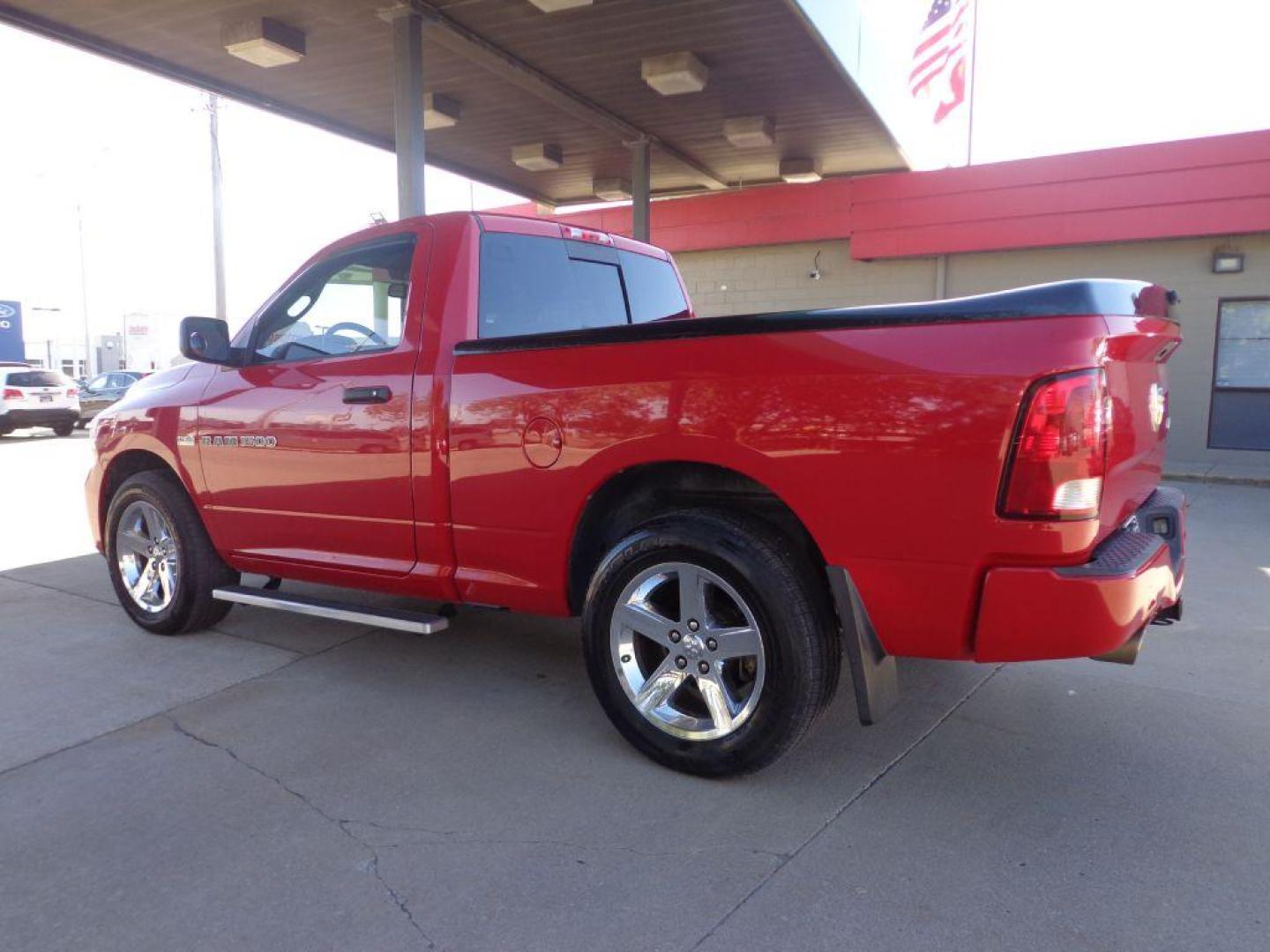 2011 RED DODGE RAM 1500 SPORT (3D7JV1ET6BG) with an 5.7L engine, Automatic transmission, located at 6610 L St., Omaha, NE, 68117, (402) 731-7800, 41.212872, -96.014702 - SHARP SHORTBOX WITH LOW MILEAGE, CLEAN CARFAX AND A HEMI! *****We have found that most customers do the majority of their shopping online before visiting a dealership. For this reason we feel it necessary to have a competitive price on our used vehicles right up front. We spend time researchi - Photo#5