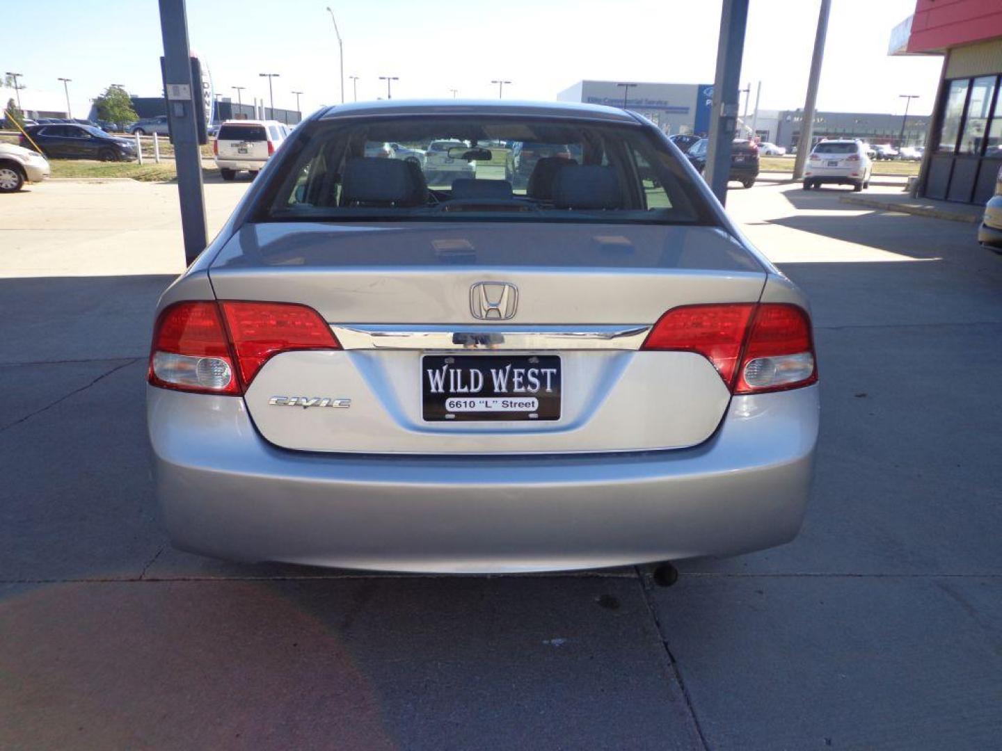 2010 SILVER HONDA CIVIC EXL (19XFA1F98AE) with an 1.8L engine, Automatic transmission, located at 6610 L St., Omaha, NE, 68117, (402) 731-7800, 41.212872, -96.014702 - FRESH TRADE-IN PRE-INSPECTED LOADED WITH LEATHER, SUNROOF AND NEWER TIRES! *****We have found that most customers do the majority of their shopping online before visiting a dealership. For this reason we feel it necessary to have a competitive price on our used vehicles right up front. We spend - Photo#4