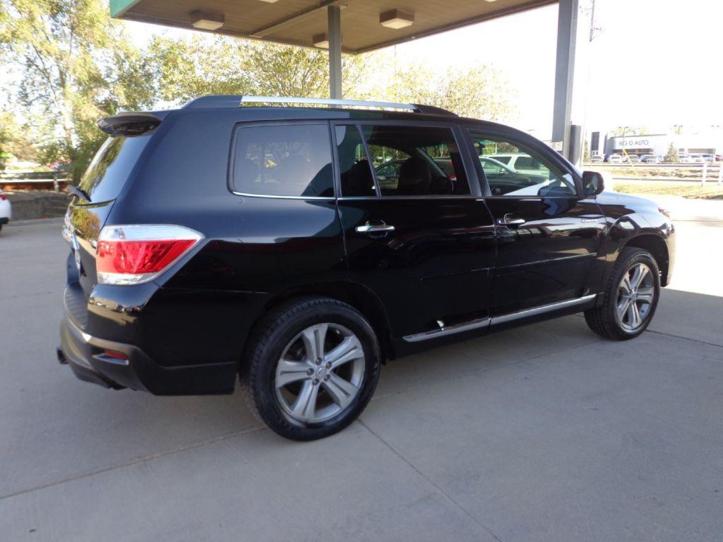 2012 BLACK TOYOTA HIGHLANDER LIMITED (5TDDK3EH3CS) with an 3.5L engine, Automatic transmission, located at 6610 L St., Omaha, NE, 68117, (402) 731-7800, 41.212872, -96.014702 - Photo#3