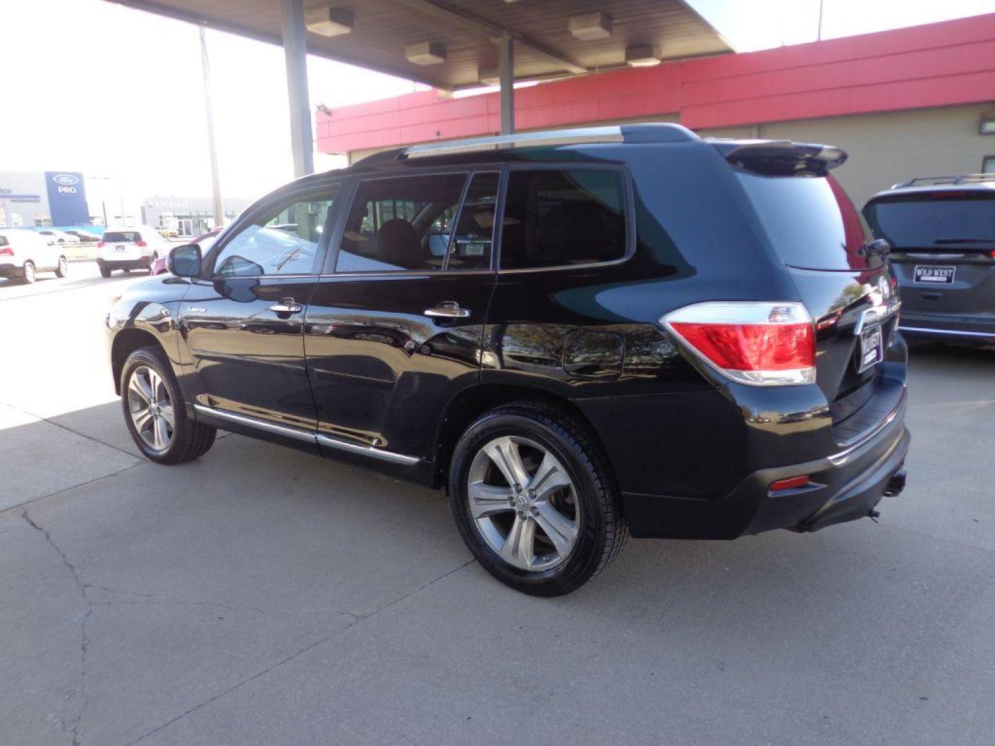 2012 BLACK TOYOTA HIGHLANDER LIMITED (5TDDK3EH3CS) with an 3.5L engine, Automatic transmission, located at 6610 L St., Omaha, NE, 68117, (402) 731-7800, 41.212872, -96.014702 - Photo#5