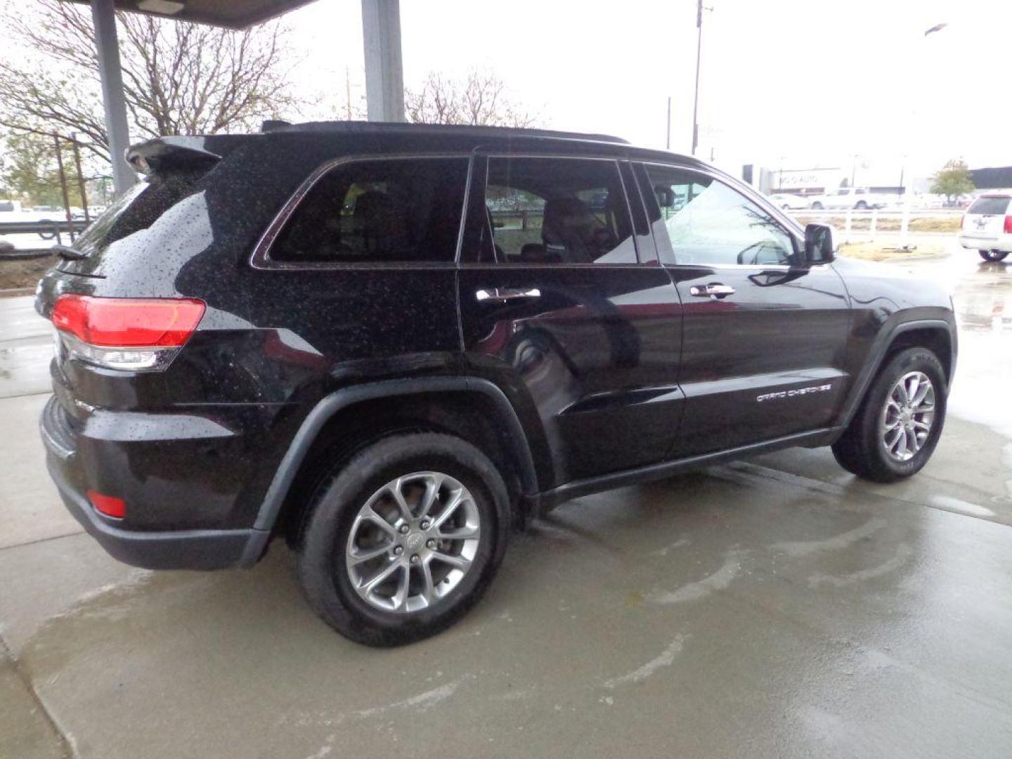 2016 BLACK JEEP GRAND CHEROKEE LIMITED (1C4RJFBG8GC) with an 3.6L engine, Automatic transmission, located at 6610 L St., Omaha, NE, 68117, (402) 731-7800, 41.212872, -96.014702 - 2-OWNER, CLEAN CARFAX, NAV, BACKUP CAM, SUNROOF AND NEWER TIRES! *****We have found that most customers do the majority of their shopping online before visiting a dealership. For this reason we feel it necessary to have a competitive price on our used vehicles right up front. We spend time rese - Photo#3