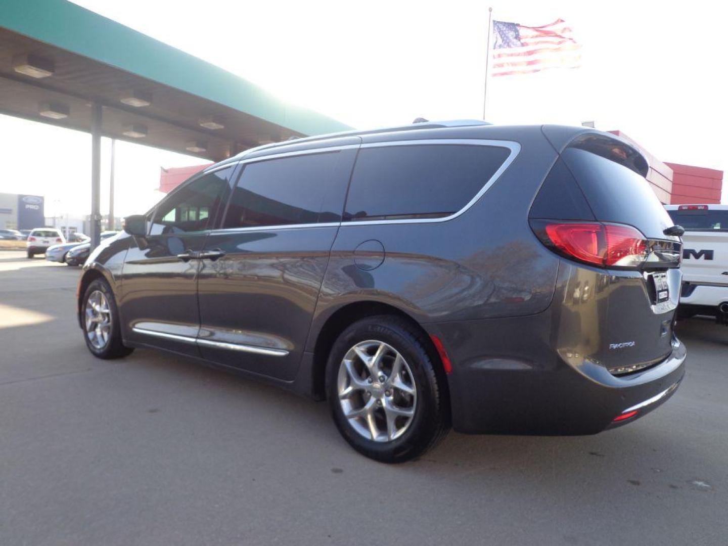 2017 SILVER CHRYSLER PACIFICA LIMITED (2C4RC1GG7HR) with an 3.6L engine, Automatic transmission, located at 6610 L St., Omaha, NE, 68117, (402) 731-7800, 41.212872, -96.014702 - SHARP LIMITED MODEL WITH LOW MILEAGE, A CLEAN CARFAX, DUAL PANE PANORAMIC ROOF, NAV, BLIND SPOT ASSIST, NEWER TIRES, REAR ENTERTAINMENT- Uconnectr Theater and 20-Speaker H-K Sound Group $2,795 10.1-Inch HD Seatback Video Touchscreens Dual HDMI Inputs Blu-ray / DVD Player Bluetooth Touchpad R - Photo#5