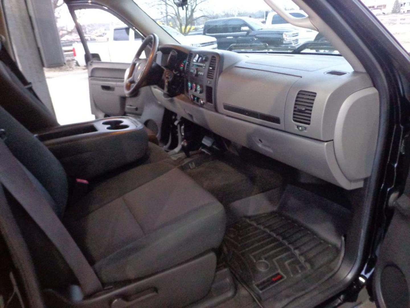 2011 BLACK CHEVROLET SILVERADO 1500 LS (3GCPKREA0BG) with an 4.8L engine, Automatic transmission, located at 6610 L St., Omaha, NE, 68117, (402) 731-7800, 41.212872, -96.014702 - Photo#17