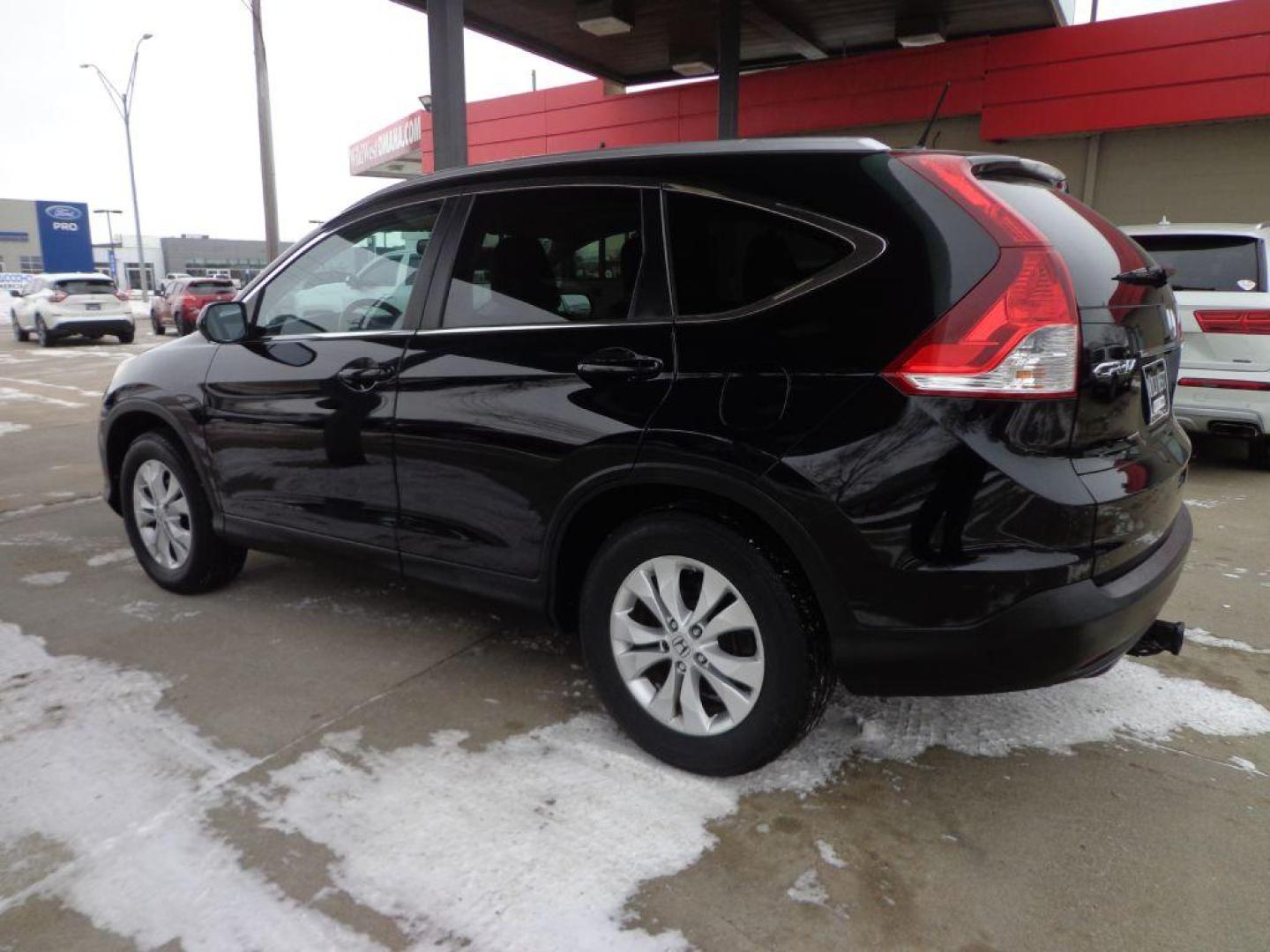 2013 BLACK HONDA CR-V EXL (2HKRM4H75DH) with an 2.4L engine, Automatic transmission, located at 6610 L St., Omaha, NE, 68117, (402) 731-7800, 41.212872, -96.014702 - SHARP 1-OWNER, CLEAN CARFAX, AWD, LOW MILEAGE, HEATED LEATHER, SUNROOF, NAV, BACKUP CAM AND NEWER TIRES! *****We have found that most customers do the majority of their shopping online before visiting a dealership. For this reason we feel it necessary to have a competitive price on our used v - Photo#5