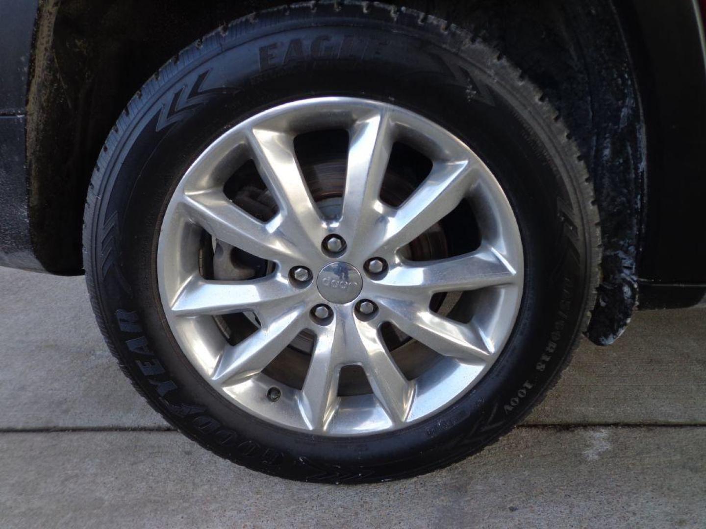 2015 RED JEEP CHEROKEE LIMITED (1C4PJMDB9FW) with an 2.4L engine, Automatic transmission, located at 6610 L St., Omaha, NE, 68117, (402) 731-7800, 41.212872, -96.014702 - Photo#9