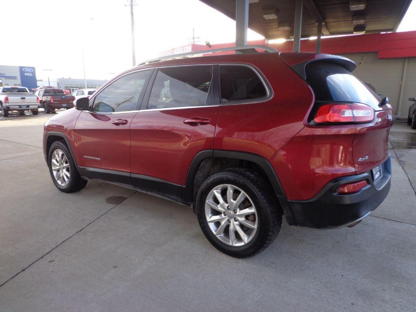 2015 RED JEEP CHEROKEE LIMITED (1C4PJMDB9FW) with an 2.4L engine, Automatic transmission, located at 6610 L St., Omaha, NE, 68117, (402) 731-7800, 41.212872, -96.014702 - Photo#5